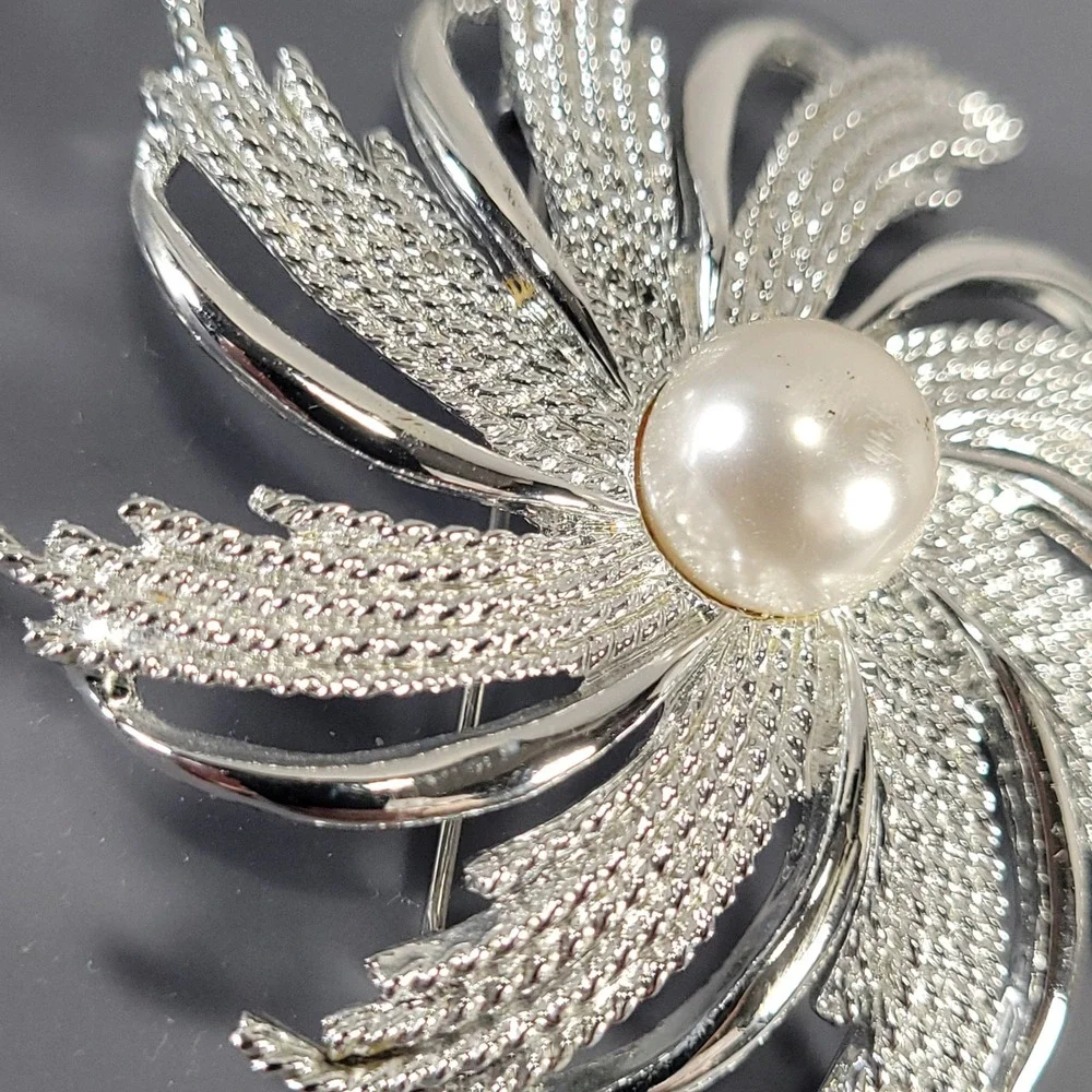 Sarah‎ Coventry Swirl Brooch Silver Faux Pearl Textured Starburst Pin Jewelry